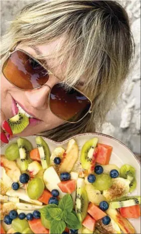  ?? ?? TRIPUDIO SUCCOSO La top model tedesca Heidi Klum, 50, dichiara (e dimostra) di adorare la frutta fresca.