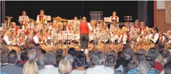  ?? FOTO: CHRISTINE KING ?? Volle Ränge in der Festhalle: Auf der Bühne spielt der Musikverei­n Rot an der Rot.