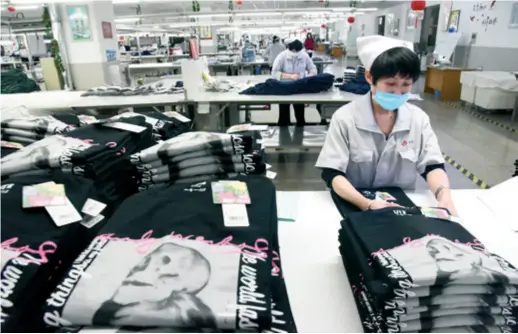  ??  ?? Workers busy at finishing foreign trade orders in Qingdao, Shandong Province, on March 29