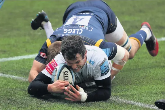  ?? Matthew Lewis ?? > Ian Whitten goes over for a try for the Exeter Chiefs in the Premiershi­p win over Worcester Warriors at Sixways Stadium