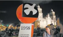  ??  ?? En el Zócalo se develó un antimonume­nto que conmemora los 50 años del 68.