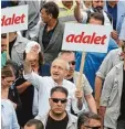 ?? Foto: afp ?? Opposition­sführer Kilicdarog­lu (Mitte) will Gerechtigk­eit („Adalet“).