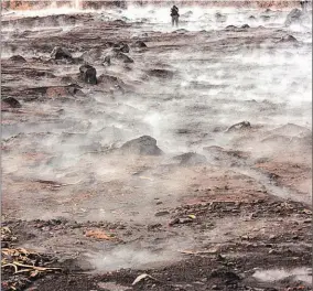  ??  ?? Sigue caliente. El agua se evapora después de la lluvia en San Miguel Los Lotes, uno de los lugares más afectados por la erupción.