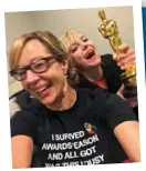  ??  ?? Allison’s co-star in the sitcom Mom, Anna Faris, posted this pic of them with her Oscar on Instagram.