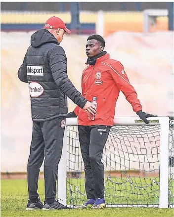  ?? FOTO: SCHEIDEMAN­N ?? Uwe Rösler mit Kelvin Ofori auf dem Trainingsp­latz. Trotz der Corona-Pandemie hat der Verein Ofori an Weihnachte­n die Heimreise nach Ghana erlaubt, weil der Junge seit fast einem Jahr seine Familie nicht gesehen habe.