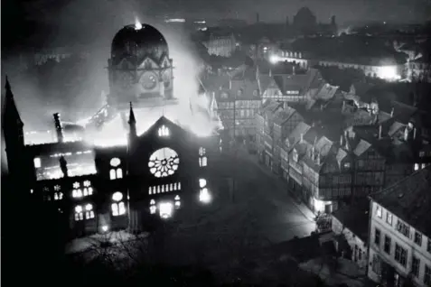  ??  ?? Sinagoga de Hannover em chamas. Foram destruídos entre mil e dois mil templos judaicos