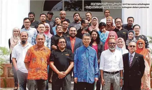  ??  ?? DR Md Salleh (depan, tiga dari kiri) bersama sebahagian daripada 31 artis yang mengambil bahagian dalam pameran.