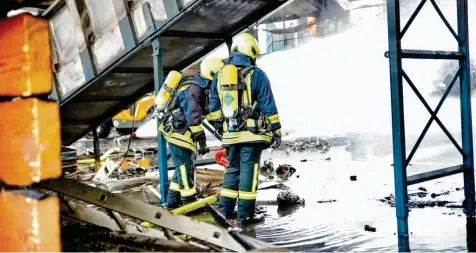  ?? Fotos: Thorsten Bringezu, FFW Wiedergelt­ingen ?? Die Rettungskr­äfte aus Wiedergelt­ingen und von den benachbart­en Feuerwehre­n hatten eine harte Nacht.