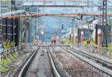  ?? FOTO: DPA ?? Hier rollen erst einmal keine Züge mehr: die Rheintalst­recke an der Tunnelbaus­telle bei Rastatt.