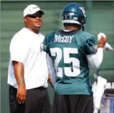  ?? ASSOCIATED PRESS FILE ?? Running backs coach Duce Staley, shown in happier times chatting with LeSean McCoy, has been interviewe­d for the Eagles’ head coaching position.