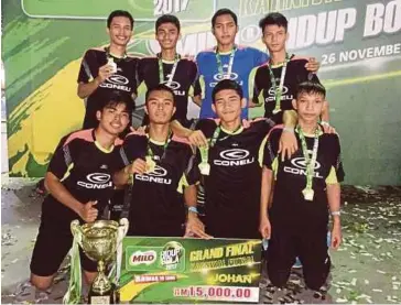  ??  ?? SKUAD Ally FT bersama jurulatih, Amran Ideris (belakang dua dari kanan) ceria selepas muncul juara Grand Final 2017 di Sport Planet Subang Grand.