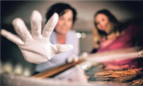  ?? RP-FOTO: MATZERATH ?? Handschuhe, die nicht fusseln, sind Pflicht beim Umgang mit Kunst im Stadtmuseu­m. Im Hintergrun­d: Hella-Sabrina Lange (l.) und Alexandra Hinke.