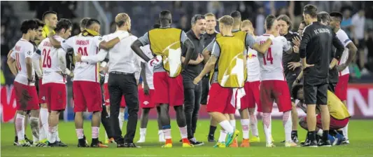  ?? BILD: SN/SCHAADFOTO ?? Nach dem Aus in der vergangene­n Saison gegen Dinamo Zagreb waren die Bullen am Boden zerstört.