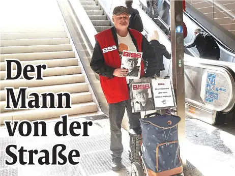  ?? Fotos: Daniel von Loeper ?? Hier steht „Biss“-verkäufer Dirk Schuchardt regelmäßig: an der Rolltreppe, die am Stachus von der Oberfläche zu den Stachus-passagen führt.