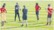  ?? FOTO: DPA ?? Stuttgarte­r Kleinruppe: Co-Trainer Rainer Widmayer (3. v. li.) spricht auf dem Platz mit einigen Spielern