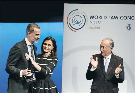  ?? JAVIER LIZÓN / EFE ?? La Reina felicita al Rey, que recibió el premio Paz y Libertad, en presencia del presidente de Portugal, Marcelo Rebelo de Sousa