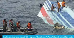  ?? — AFP ?? Brazilian navy divers recover on June 8, 2009 a huge part of the rudder of an Air France A330 aircraft lost in midflight over the Atlantic Ocean on June 1, 2009.