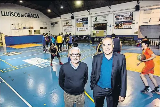  ?? LLIBERT TEIXIDÓ ?? Oriol Hosta y Rafael Román, la semana pasada en la pista de baloncesto de los Lluïsos de Gràcia