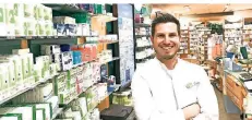  ?? FOTO: CORS ?? Jan-philipp Cors ist der letzte Apotheker in Blankenhei­m.