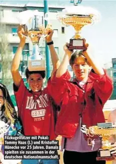  ??  ?? Filzkugelf­litzer mit Pokal: Tommy Haas (l.) und Kristoffer Hünecke vor 25 Jahren. Damals spielten sie zusammen in der deutschen Nationalma­nnschaft.