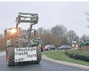  ?? FOTO: RUTH KLAPPROTH ?? Am Kreisverke­hr an der Düsseldorf­er Straße in Erkelenz ging aufgrund der Protestes am Montagmorg­en nichts mehr.