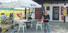  ?? FOTO: HELMUT STROPPEL ?? Im ehemaligen Tennisheim in Hausen im Tal befindet sich jetzt das Café „Auszeit“, das Bibi Single bewirtscha­ftet.