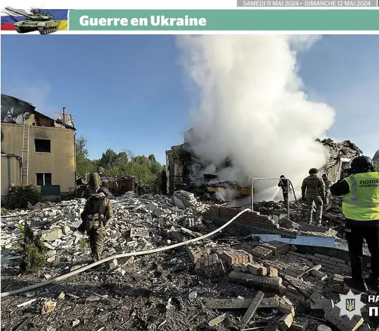  ?? PHOTO AFP ?? Des employés des services d’urgence éteignent des incendies de maisons privées détruites par un bombardeme­nt à Kharkiv.