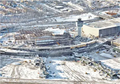  ?? JOHN MOORE/AFP ?? Los aeropuerto­s de Nueva York empezaron a retomar sus actividade­s la mañana del viernes.