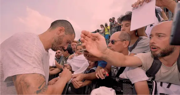  ??  ?? Leonardo Bonucci, 31 anni, difensore centrale. Ha giocato 7 stagioni nella Juventus (dal 2010 al 2017), poi un anno al Milan prima del recente ritorno in bianconero GETTY IMAGES