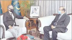  ??  ?? ISLAMABAD
Pakistan's ambassador-designate to Kingdom of Saudi Arabia, Lt. Gen. (r) Bilal Akbar calls on President Dr. Arif Alvi at Aiwan-e-Sadr. -APP