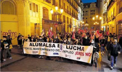  ?? JAIME GALINDO ?? La cabecera de la manifestac­ión contra el ere de Alumalsa celebrada ayer por la tarde en el centro de Zaragoza.