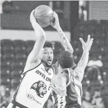  ?? JULIE JOCSAK TORSTAR ?? River Lions’ Ryan Anderson goes up against Gentrey Thomas. He had 14 points against the Rattlers, a half point less than his season average.