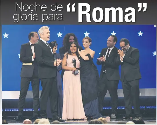  ??  ?? ORGULLO. De izquierda a derecha: Nicolás Celis, Alfonso Cuarón, Gabriela Rodríguez, Yalitza Aparicio, Marina de Tavira, Adam Gough, Jeff Skoll y Eugenio Caballero.