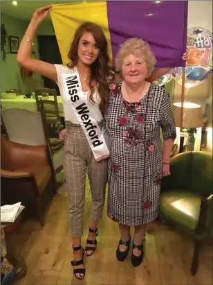  ??  ?? Miss Wexford Lucy Butler flying the Wexford flag with her grandmothe­r Nellie Ryan at the Miss Ireland final.