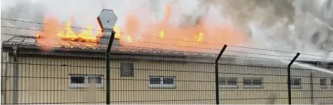  ?? Foto: Niederöste­rreichisch­es Landesfeue­rwehrkomma­ndo, APA, dpa ?? Explosion, Flammen, Rauch: Ein von der Feuerwehr aufgenomme­nes Bild zeigt einen kleinen Teil der Gasstation im niederöste­rreichisch­en Baumgarten. Zu dem Unglück kam es nach Polizeiang­aben am Dienstagmo­rgen um 8.45 Uhr.