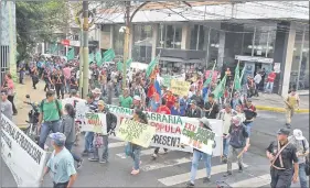  ??  ?? Integrante­s de la FNC cuando se desplazan hacia el MAG para entregar una propuesta de producción hortícola.