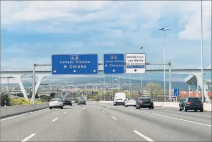  ?? / IGOR ALECSANDER (GETTY) ?? Vehículos recorren la autovía A-6 que une Madrid y A Coruña.