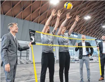  ?? FOTO: FELIX KÄSTLE/PR ?? Beschlosse­ne Sache: Messe Friedrichs­hafen und VfB Friedrichs­hafen Volleyball werden Partner (von links: Klaus Wellmann, Dejan Vincic, Linus Weber, Michael Warm und Thilo Späth-Westerholt).