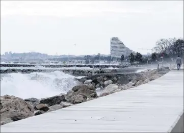  ?? (Photo J.-S. G.-A.) ?? Ce dispositif vise à réduire l’impact des vagues sur nos côtes, notamment en cas de coup de mer.