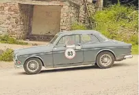  ??  ?? Binomio “tano”. Luigi Bottini y Sergio Rurgo, con un Volvo 122s, unos de los participan­tes italianos.