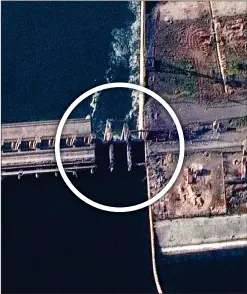  ?? ?? PARTING SHOT: A bridge damaged by Russians over Dnipro river