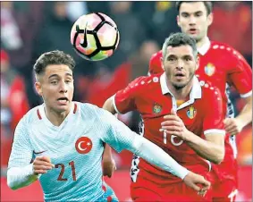  ??  ?? Mor (li.) hängt im Testmatch die Moldawier ab und trifft zur 1:0-Führung der Türkei.