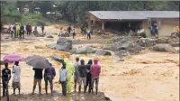  ?? (Photo AFP) ?? Des coulées de boue ont dévasté plusieurs quartiers de la capitale, Freetown. Au moins deux mille personnes seraient sans abri.