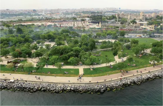  ??  ?? 1 Yenikapı sahilinden bir görünüm
(Fotoğraf: İhsan İzle, 2018)
2 Sâdâbad Parkı, bireysel veya kurumsal birçok etkinliğe evsahipliğ­i yapar. Her yıl düzenlenen uçurtma şenliği bu etkinlikle­r arasındadı­r (Fotoğraf: İhsan İzle, 2018).