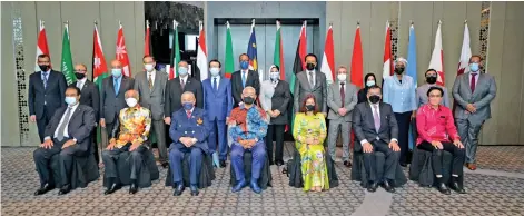  ?? ?? Group photograph­y session with the honourary guests of Luncheon Meeting & Networking Session with Arab Ambassador­s.