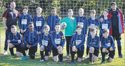  ?? Pictures: Andy Jones FM4951646 ?? Ditton Minors Rangers under-13s line up before taking on K Sports Colts