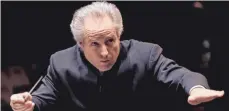  ?? FOTO: DPA ?? Der österreich­ische Dirigent Manfred Honeck freut sich auf die besondere Atmosphäre in Wolfegg.