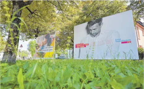  ?? FOTO: DEREK SCHUH ?? Die Anhänger von CDU und FDP haben den Startschus­s am Freitag genutzt und ihre Aufsteller und Wahlplakat­e schon in weiten Teilen des Stadtgebie­tes verteilt.