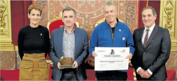  ?? ?? María Chivite, presidenta de Navarra; Iñigo Mijangos, presidente de Salvamento Marítimo Humanitari­o (SMH); Iñaki Goñi, miembro de SMH en Navarra; y Txomin García, presidente de Laboral Kutxa, ayer en la entrega del galardón en el Salón del Trono del Palacio de Navarra.