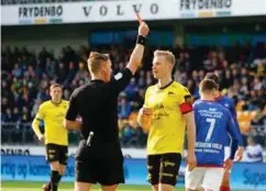  ?? FOTO: NTB SCANPIX ?? Simon Larsen fikk Starts første av to røde kort denne sesongen, i kampen mot Vålerenga 14. april.